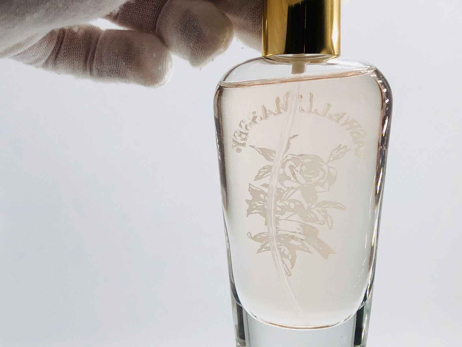 Flacone elegante di Profumo Caswell Massey con design floreale inciso per un tocco raffinato