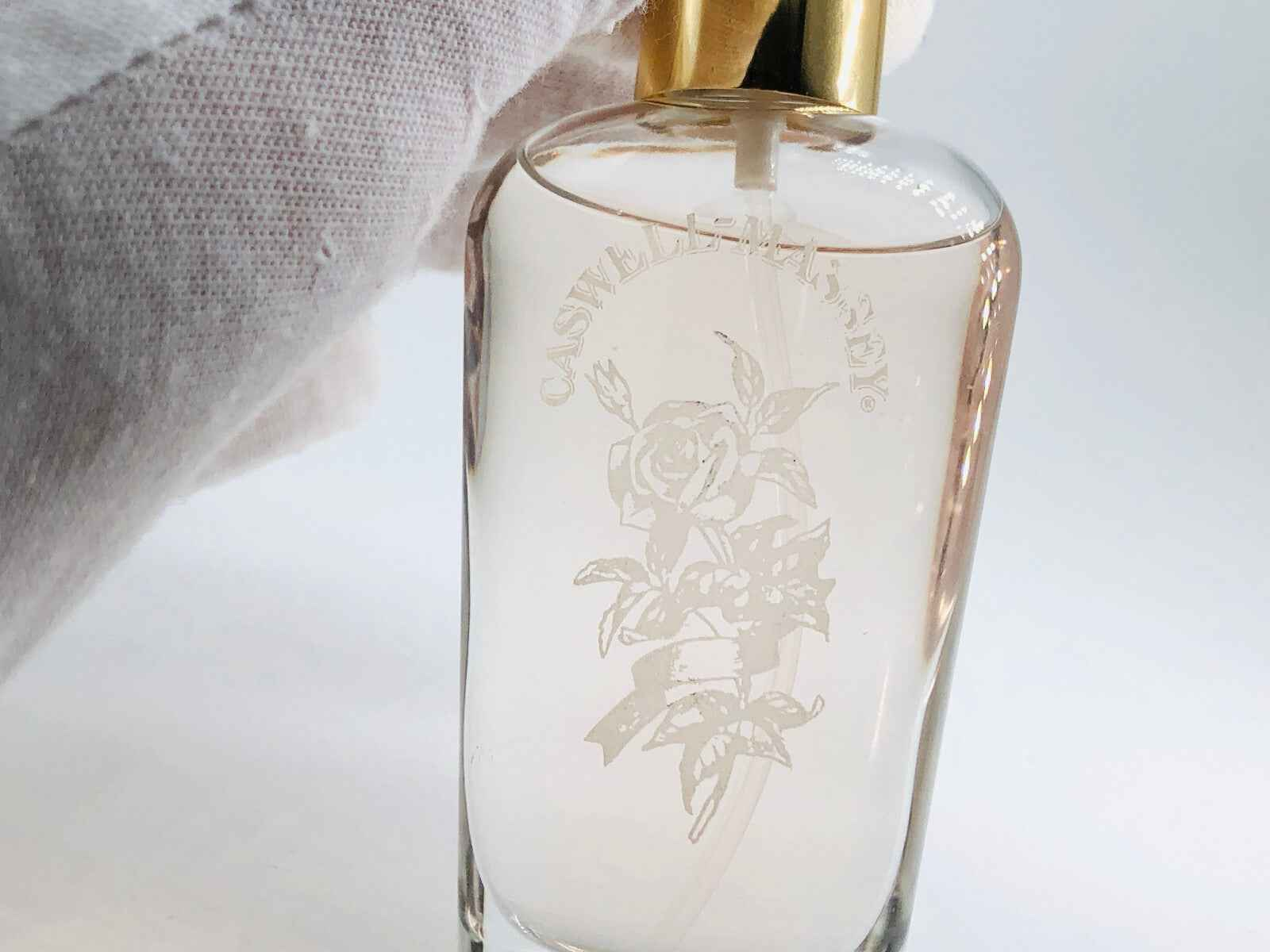 Flacone di profumo Caswell Massey con logo inciso e tappo dorato per una fragranza elegante