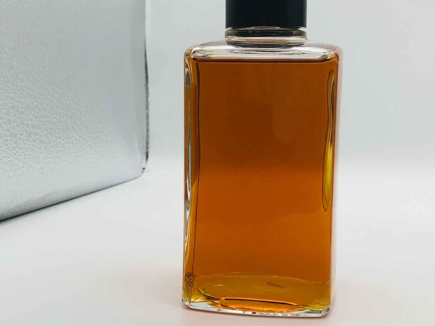 Bottiglia di profumo Chanel N 5 Vintage con liquido ambrato e design elegante