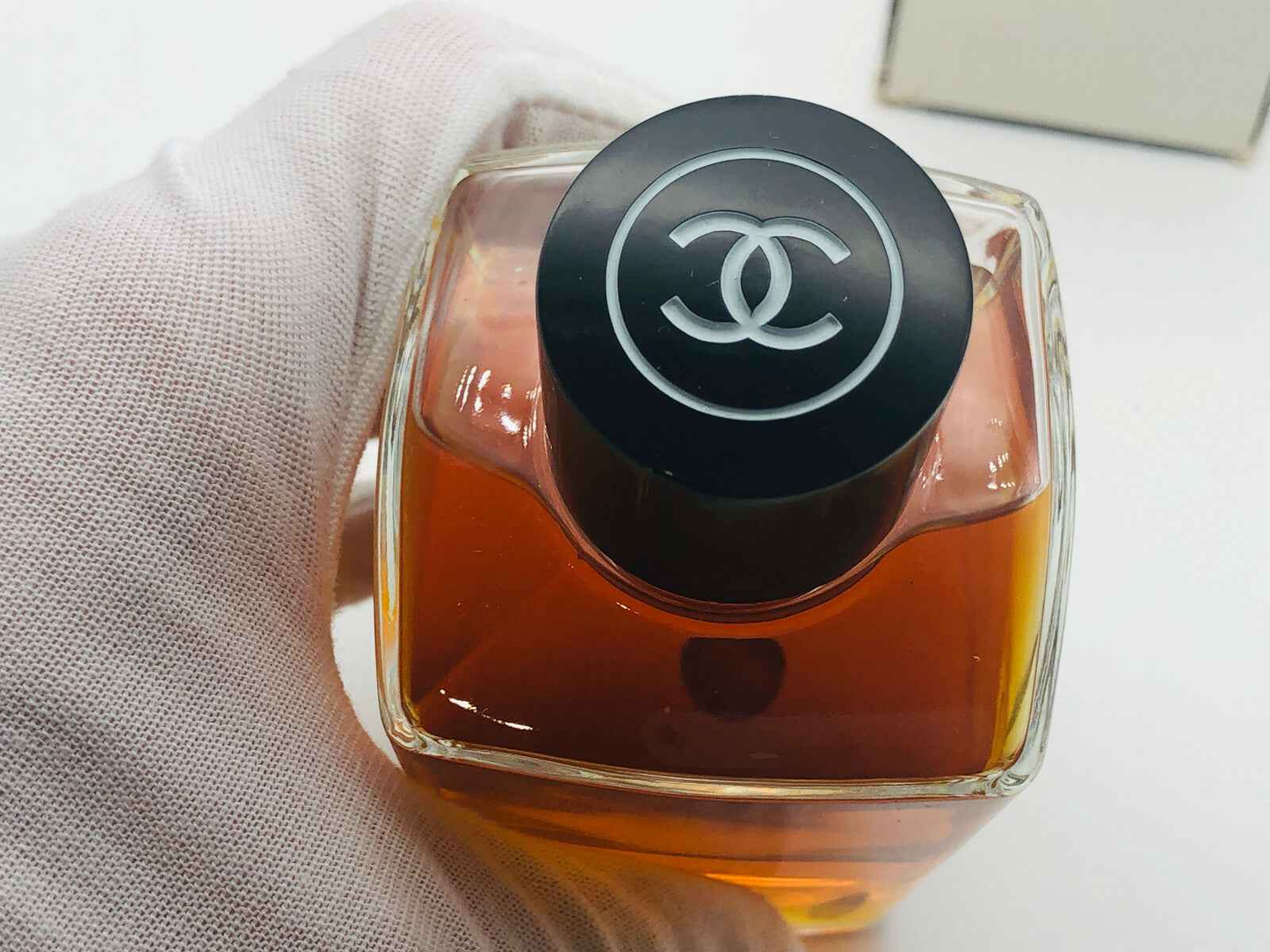 Flacone di profumo Chanel N 5 Vintage con tappo distintivo e colore ambrato