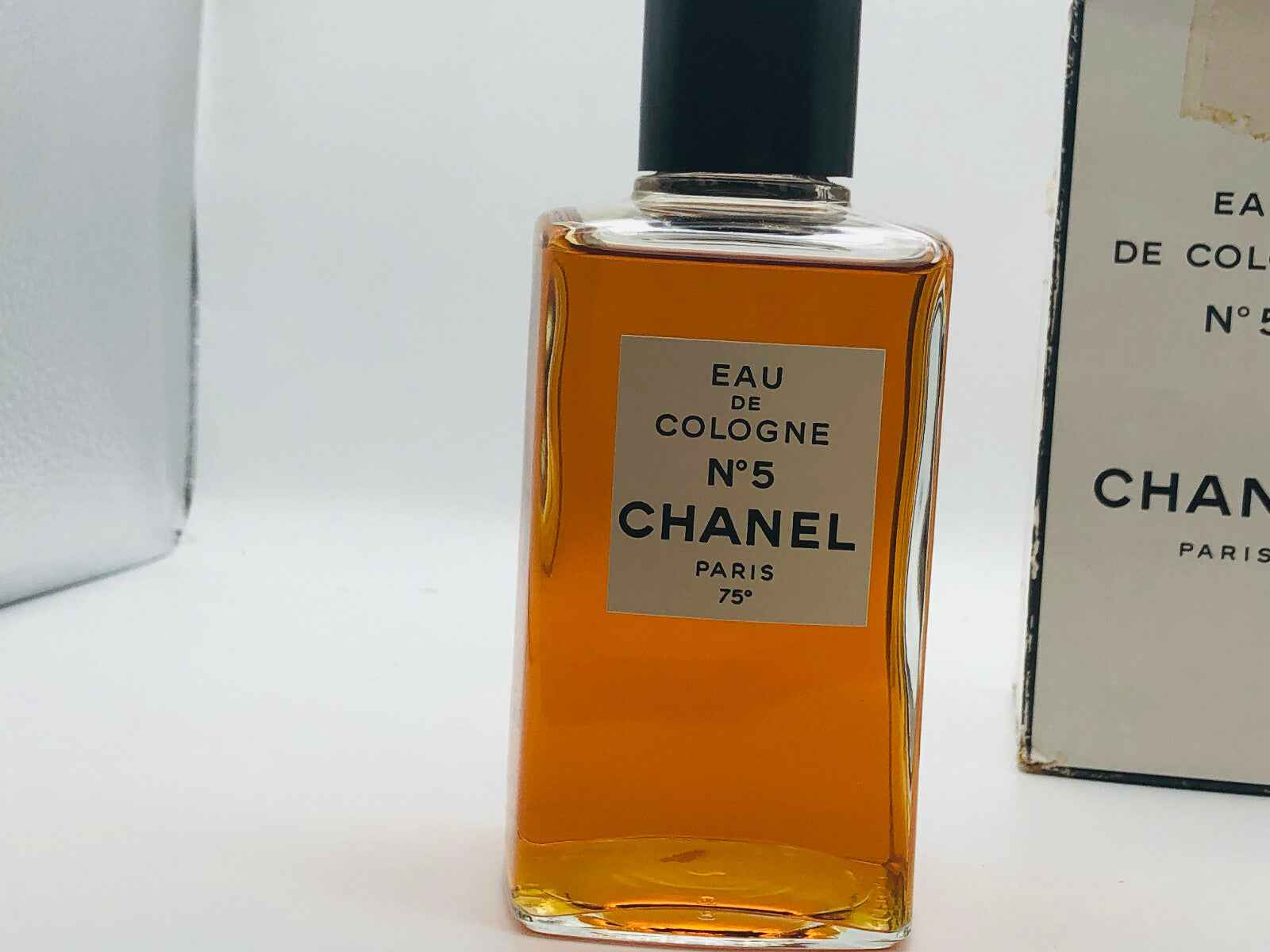 Flacone di profumo Chanel N 5 Vintage in vetro con etichetta nera e liquido ambrato