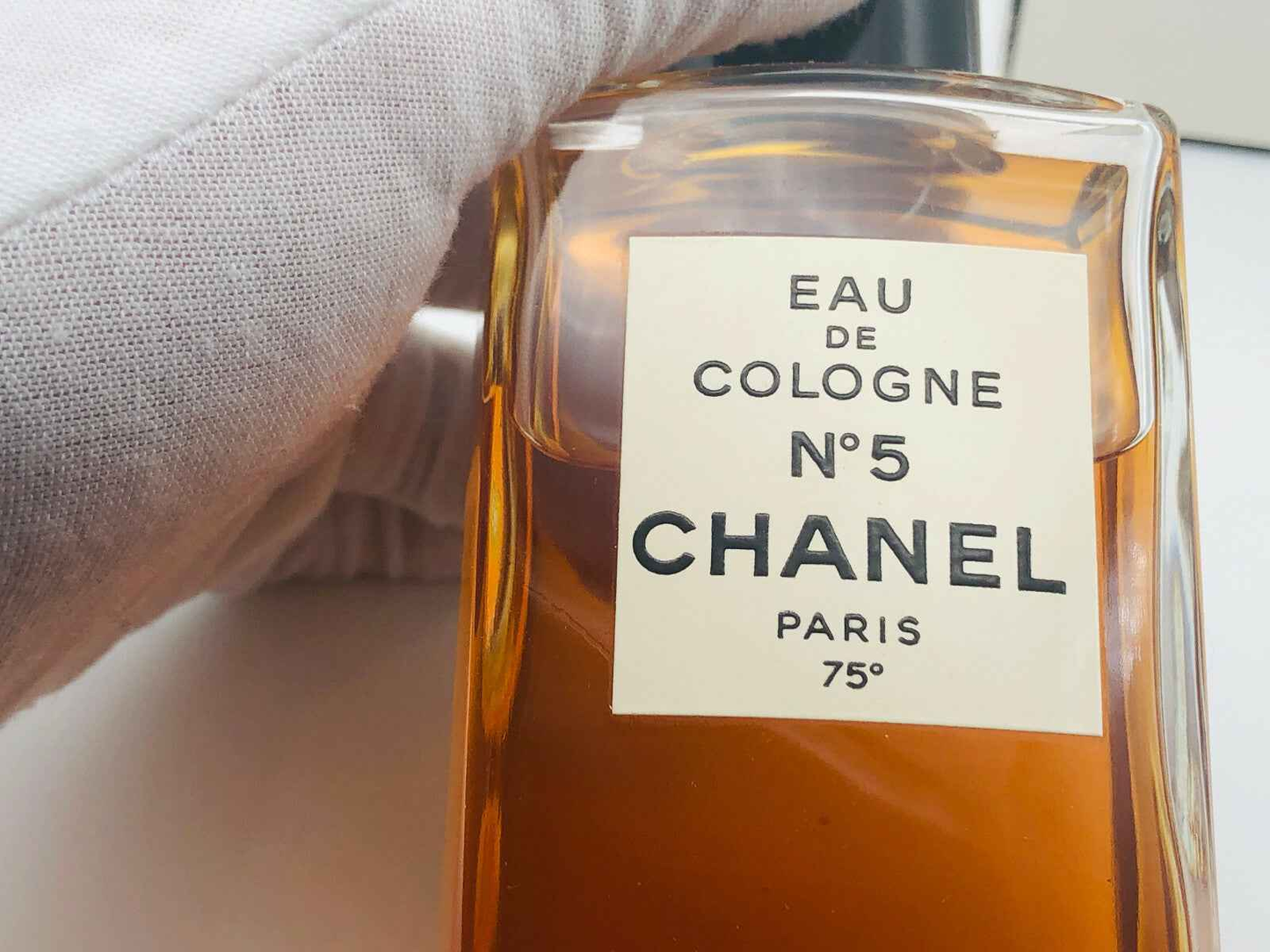 Flacone di profumo Chanel N 5 Vintage in vetro con etichetta classica e liquido dorato