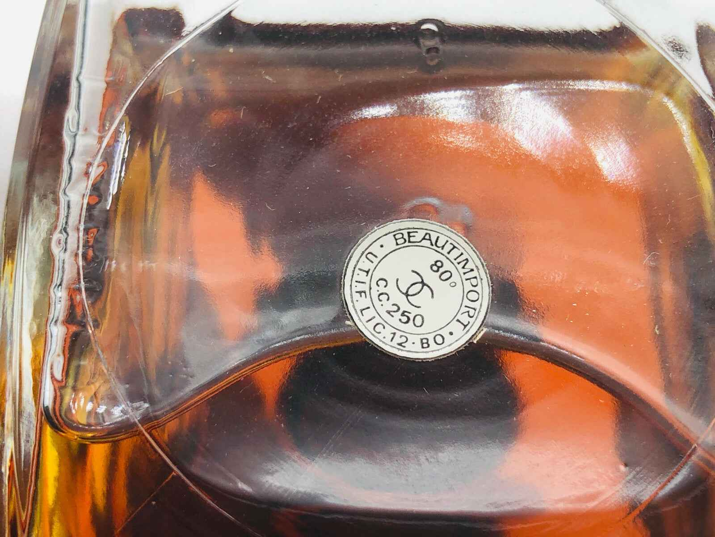 Bottiglia di Profumo Chanel N 5 Vintage con etichetta originale e design elegante