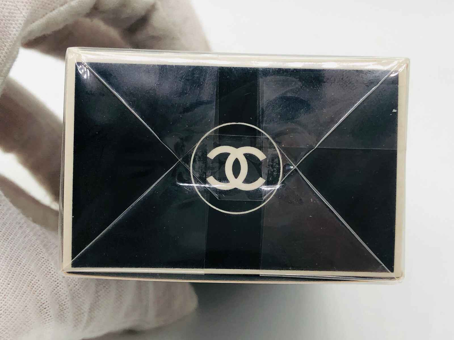 Scatola Vintage Chanel Egoiste con logo iconico in rilievo per una fragranza elegante