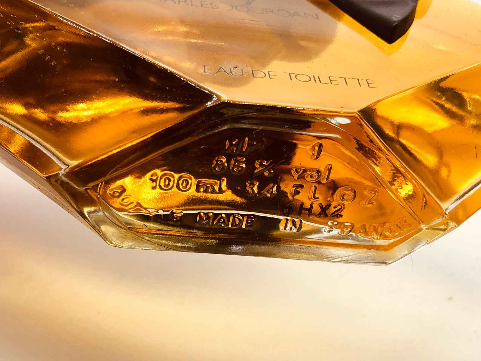 Flacone di profumo Insolent Charles Jourdan da 90 ml con etichetta ben visibile e design elegante