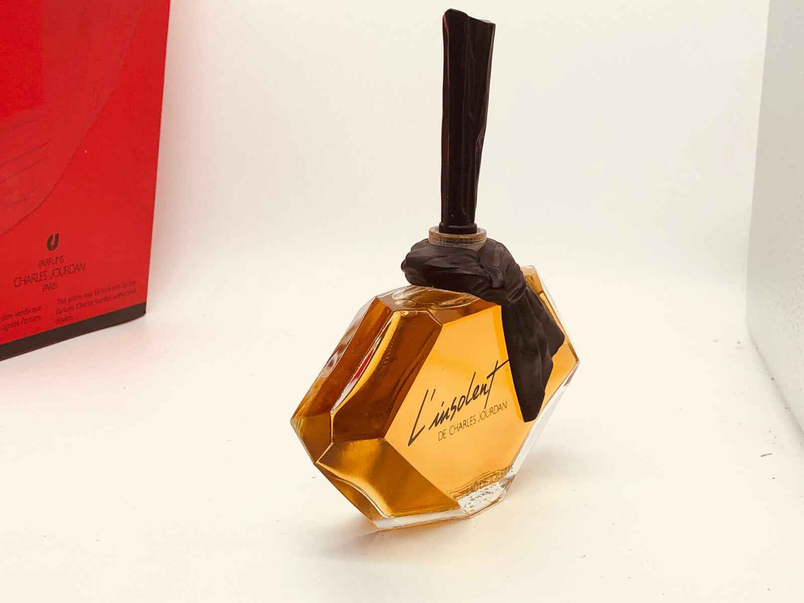 Profumo Insolent Charles Jourdan in bottiglia elegante con design geometrico e tappo scuro