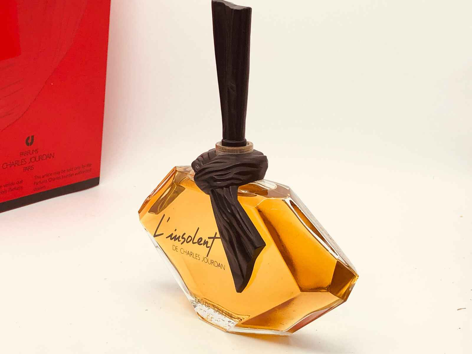 Profumo Insolent Charles Jourdan in bottiglia elegante con design geometrico e tappo decorativo