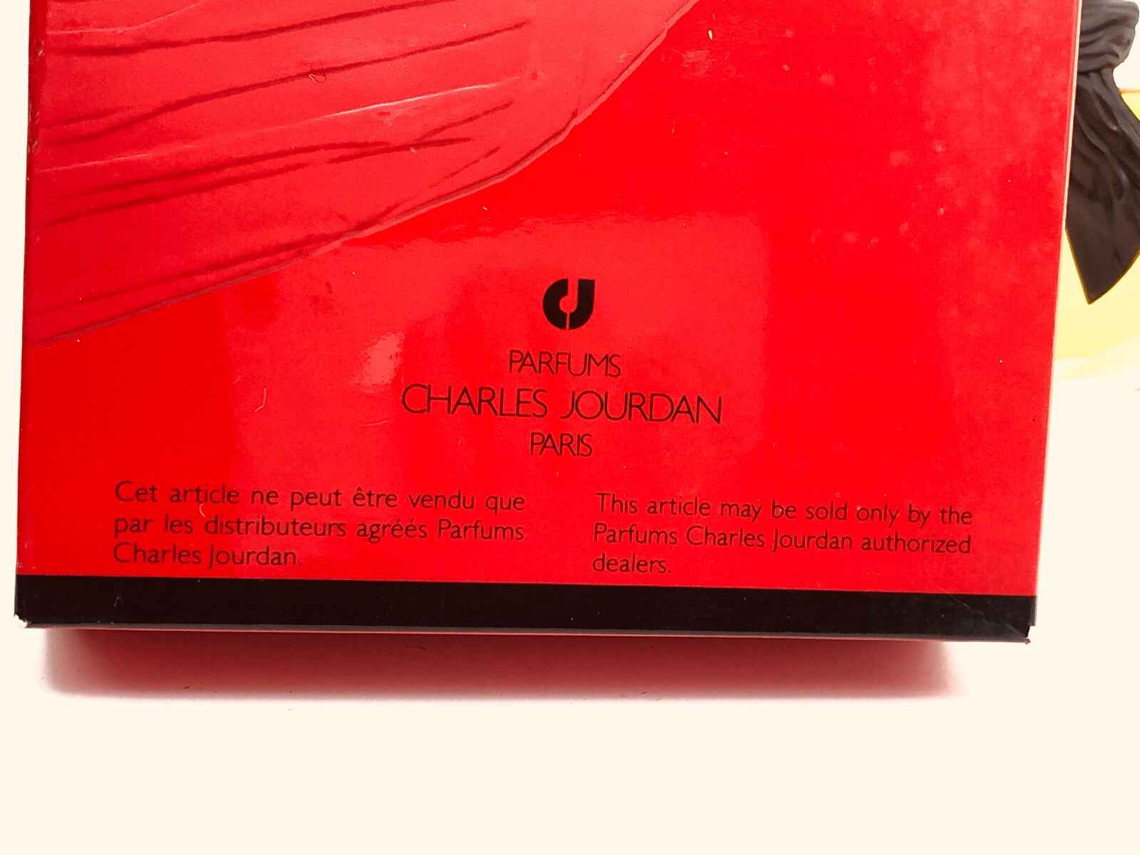 Scatola di profumo Insolent Charles Jourdan con design elegante e logo distintivo del marchio