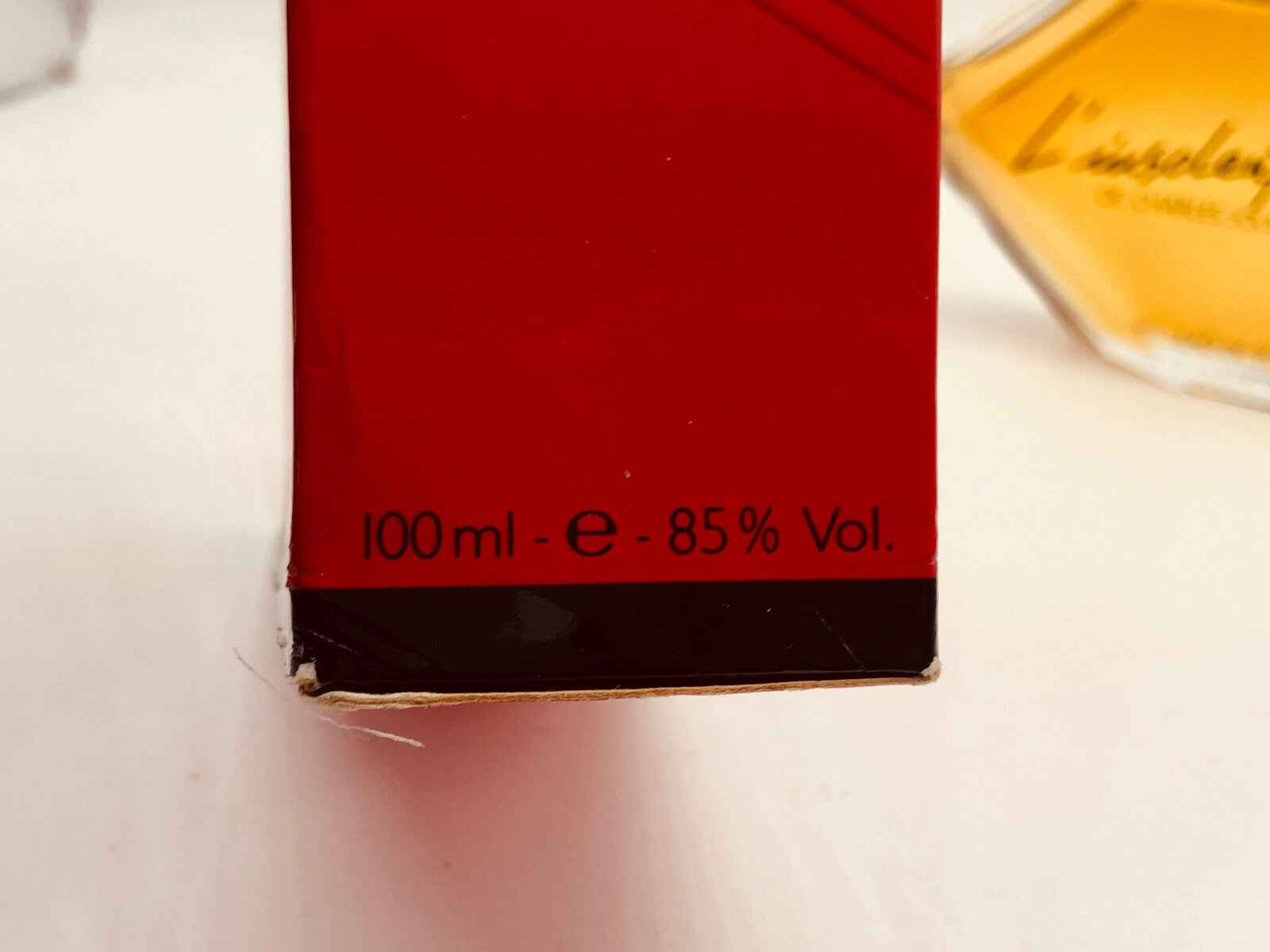 Scatola di profumo Insolent Charles Jourdan da 100 ml con dettagli sul contenuto e volume