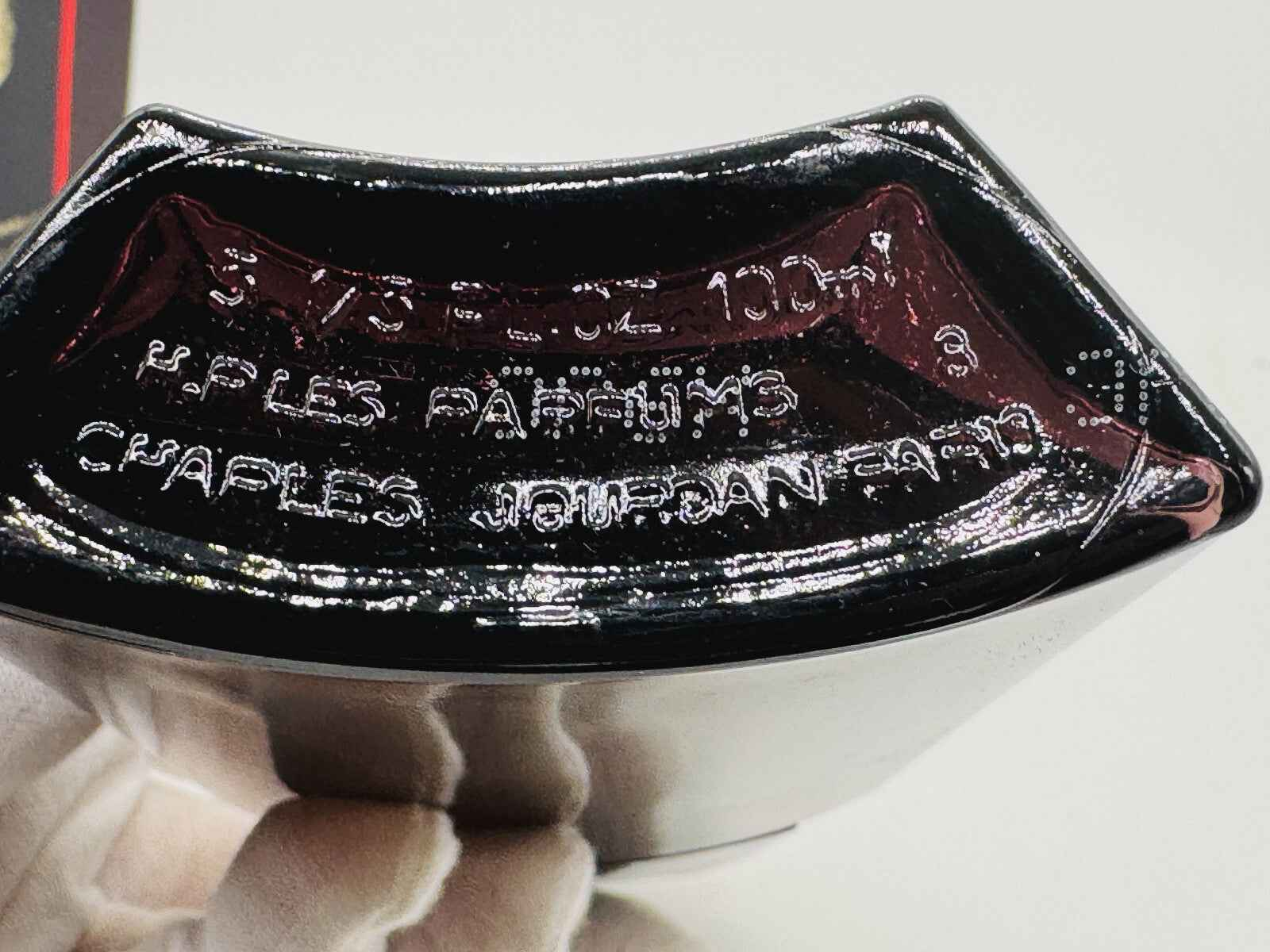 Flacone di profumo Charles Jourdan Un Homme Vintage con design elegante e distintivo