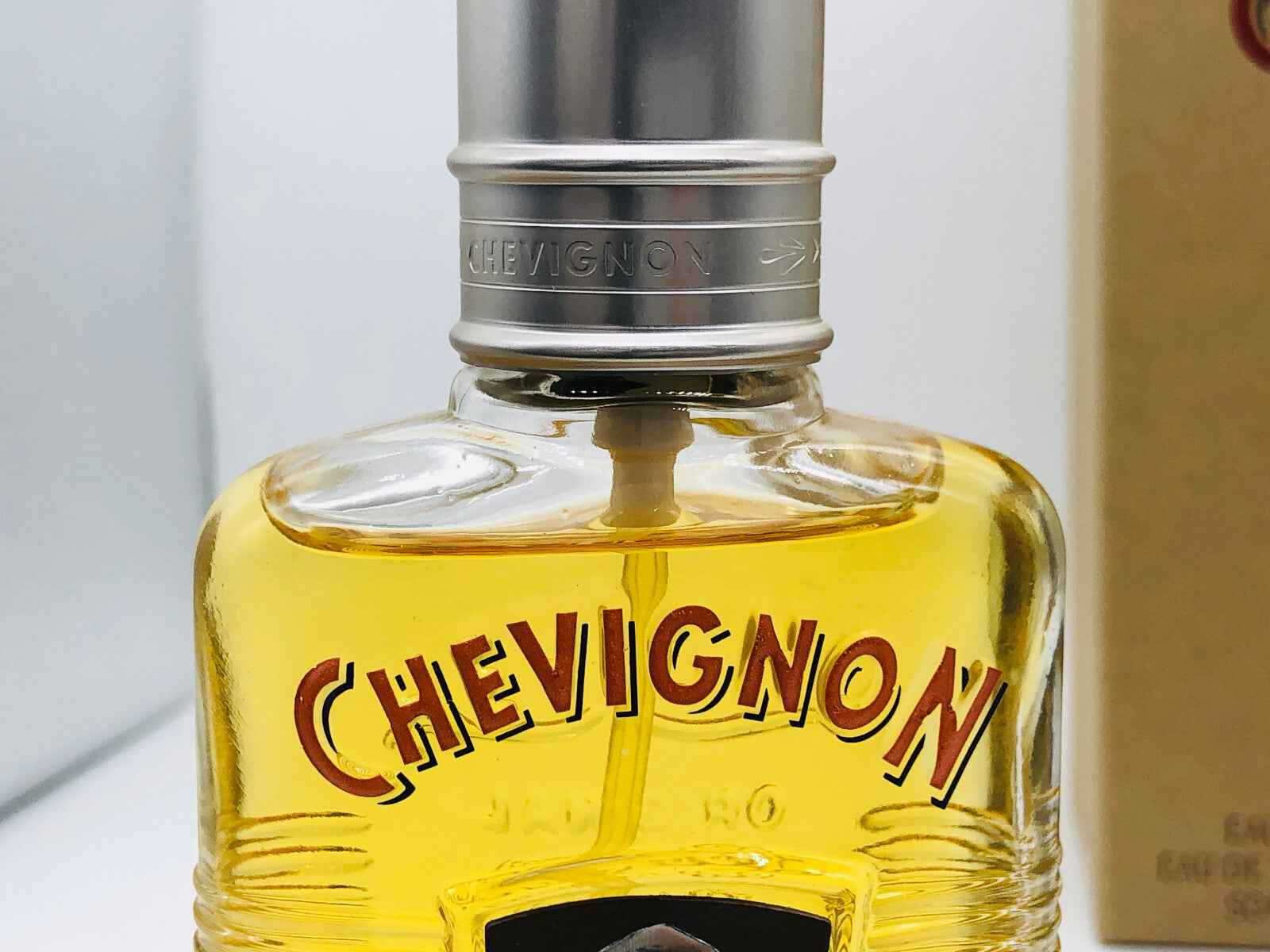 Profumo Chevignon Vintage in bottiglia con etichetta distintiva, aroma unico e ricercato.