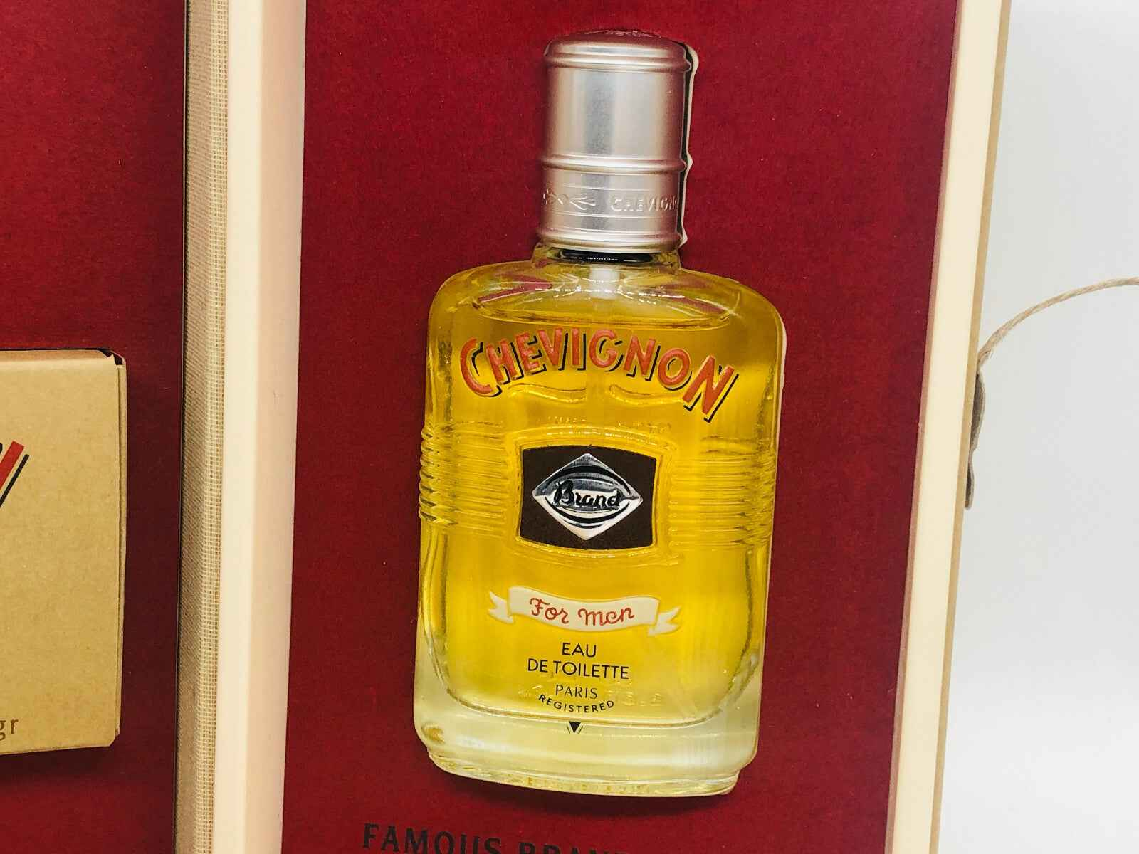 Profumo Chevignon Vintage in flacone elegante per uomini con note fresche e aromatiche
