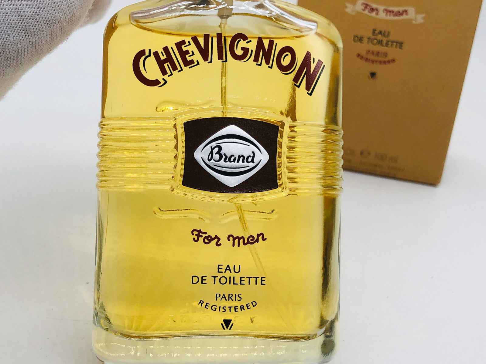 Flacone di profumo Chevignon Vintage Eau de Toilette per uomini con etichetta distintiva