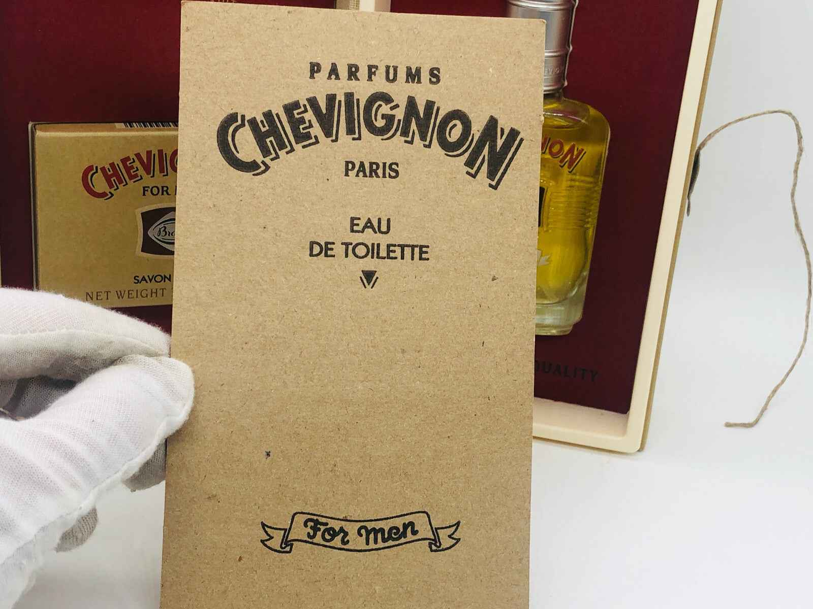 Confezione di profumo Chevignon Vintage in un elegante cofanetto per uomini con dettagli di qualità