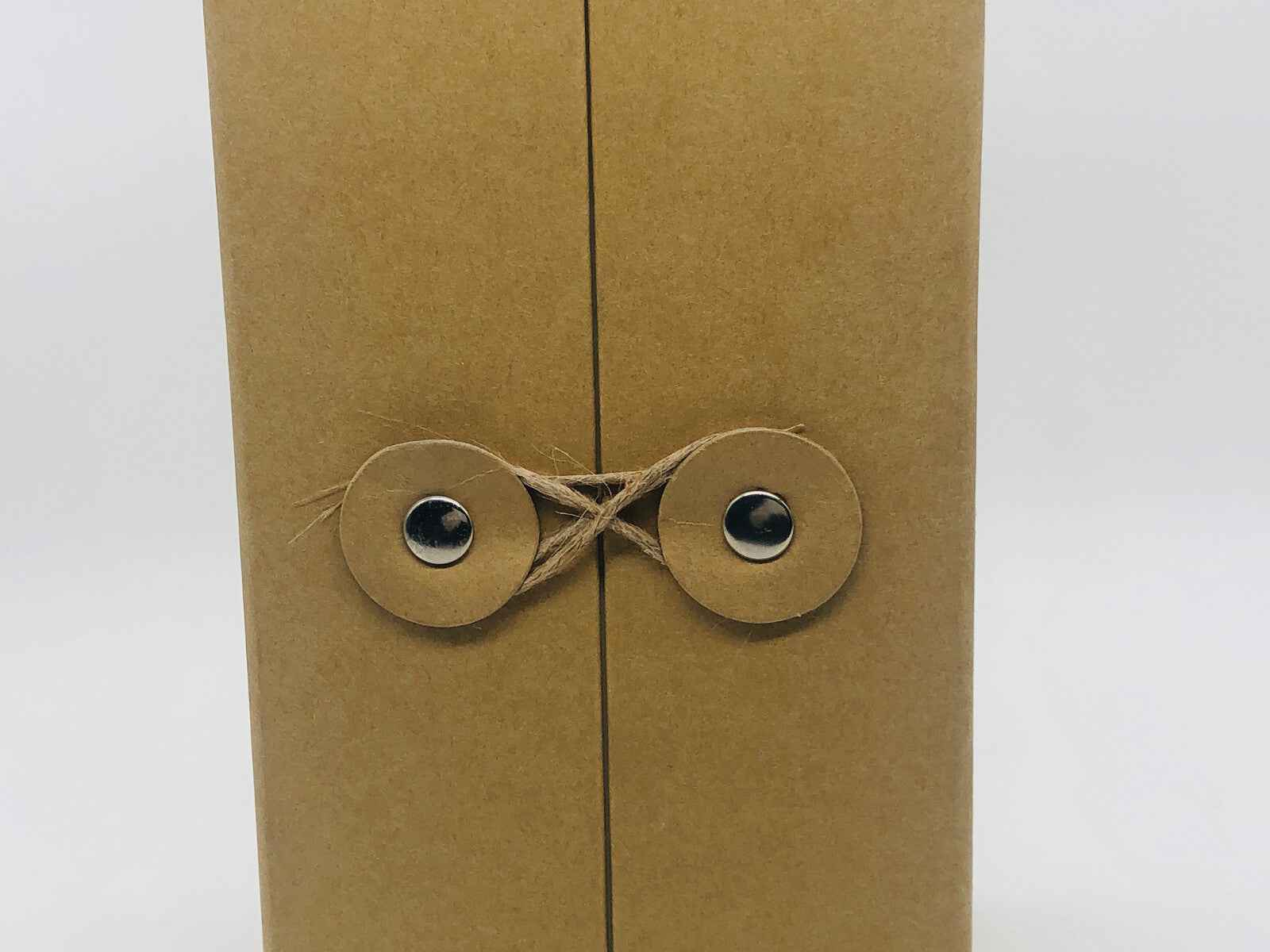 Confezione del profumo Chevignon Vintage con chiusura in corda e dettagli in cartone