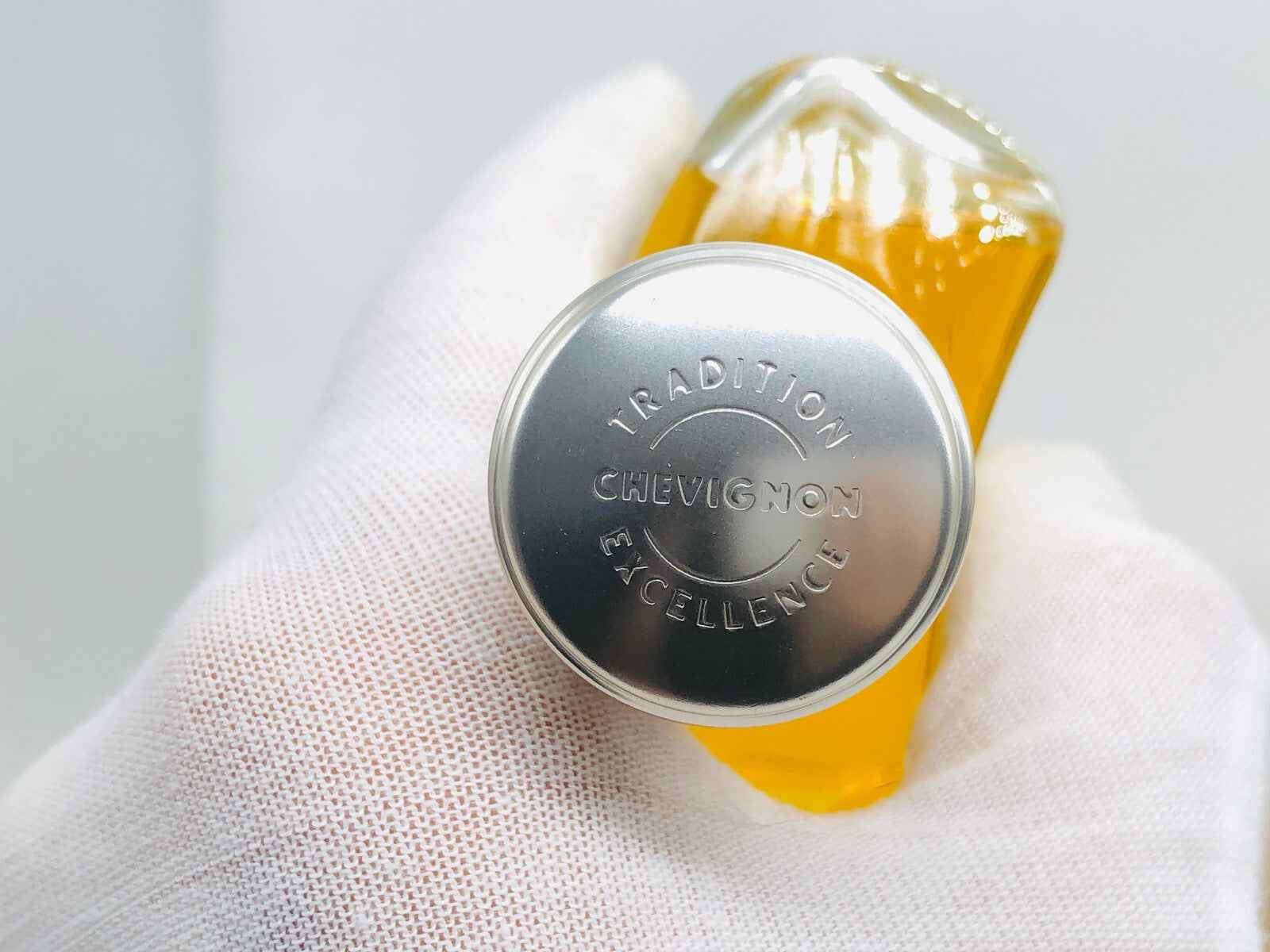 Flacone di profumo Chevignon Vintage con tappo argentato e aroma intenso da collezione