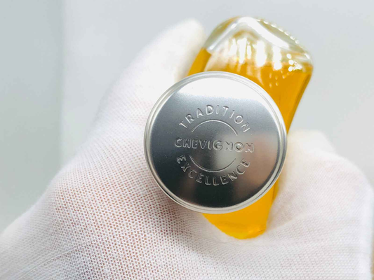 Flacone di profumo Chevignon Vintage con tappo argentato e aroma intenso da collezione