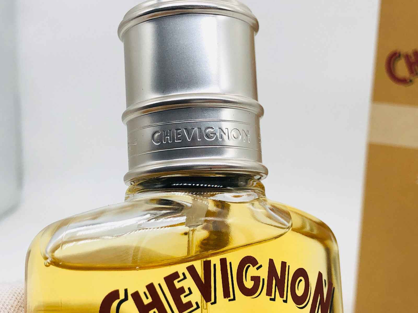 Flacone di profumo Chevignon Vintage con chiusura in metallo e etichetta distintiva