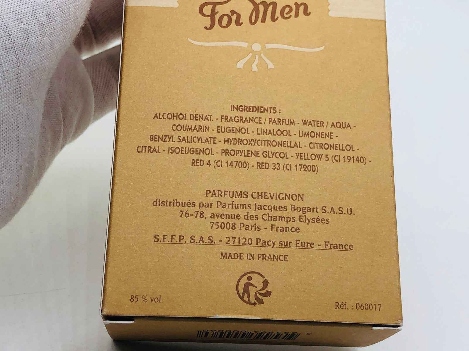 Confezione del profumo Chevignon Vintage per uomini con ingredienti dettagliati sul retro