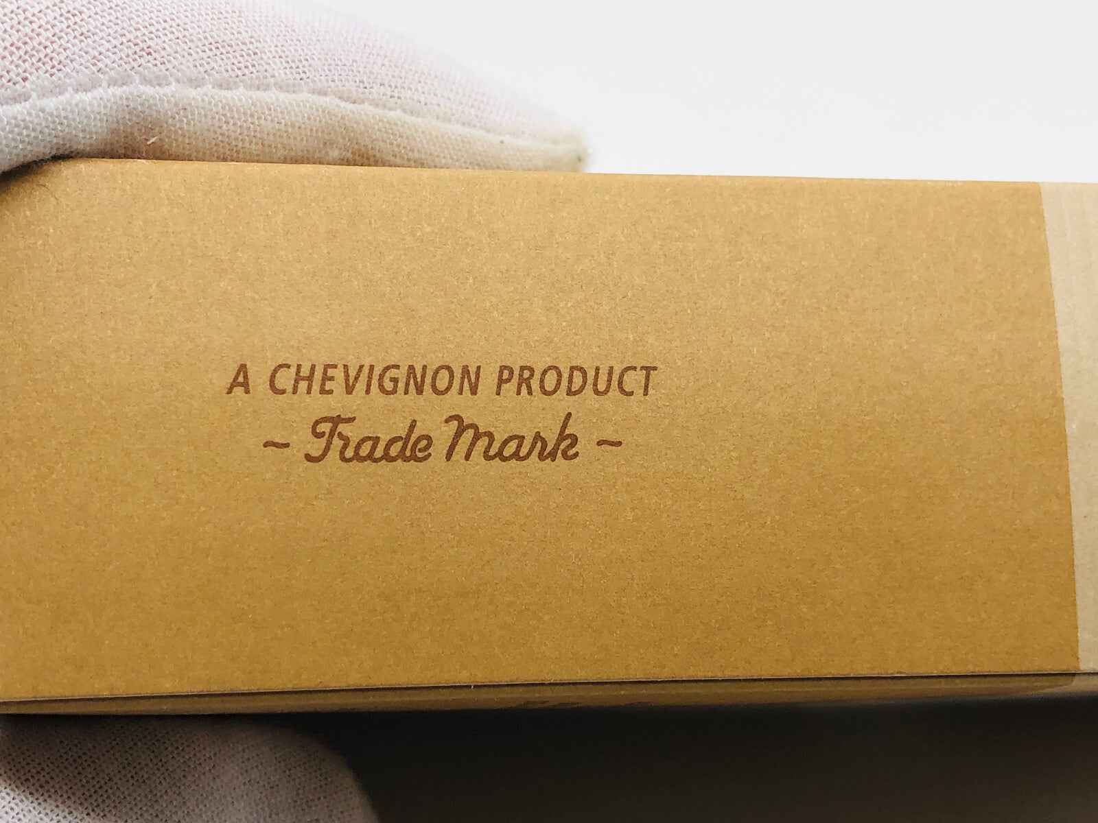 Scatola del profumo Chevignon Vintage con etichetta del marchio sulla confezione