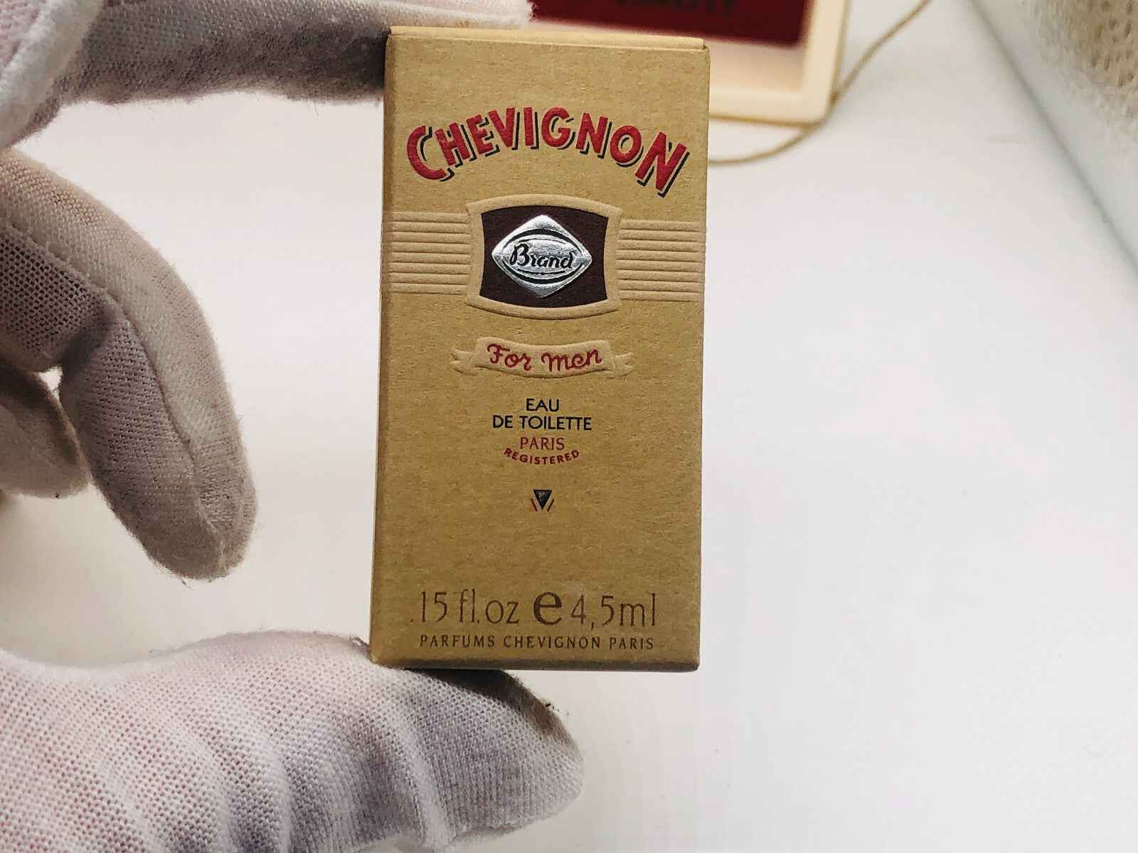 Confezione di Profumo Chevignon Vintage da uomo in formato da 4,5 ml con design classico