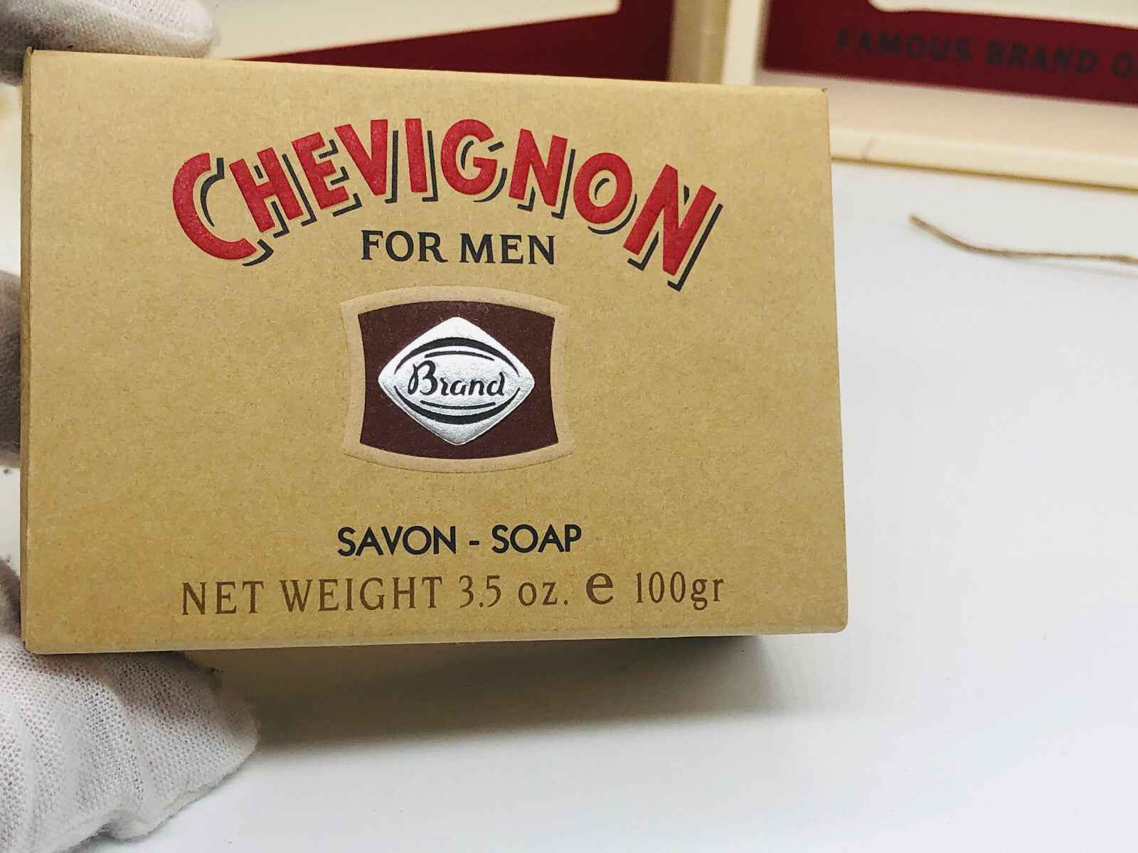 Sapone Chevignon per uomini in confezione vintage da 100 grammi, ideale per ogni tipo di pelle