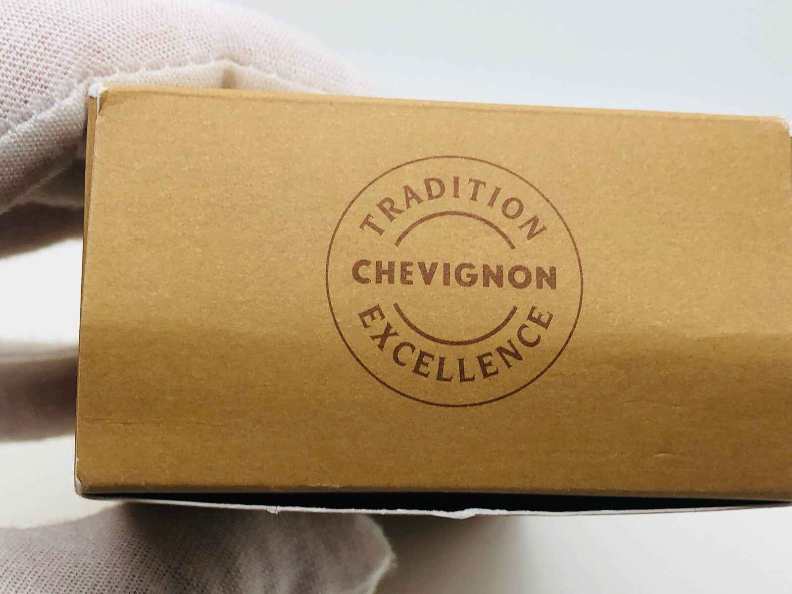 Scatola del profumo Chevignon Vintage con design elegante e logo in rilievo
