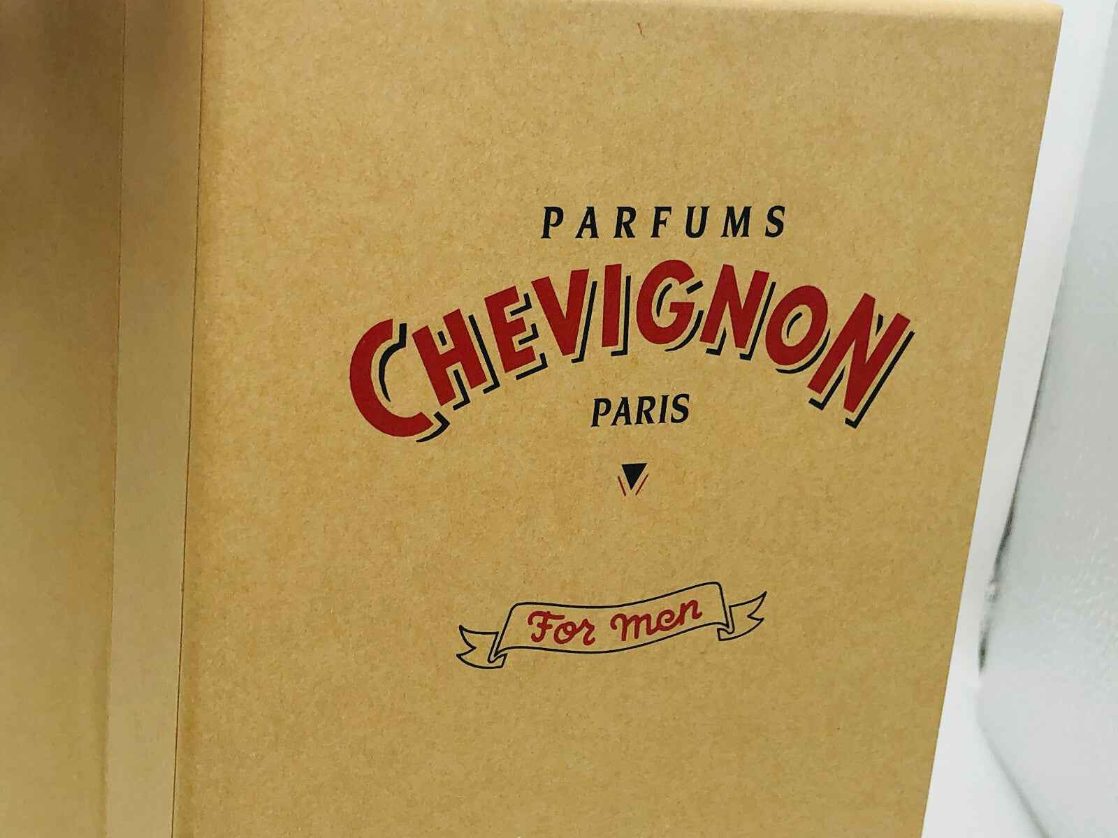 Scatola di profumo Chevignon Vintage in stile retrò per uomini, elegante e distintivo