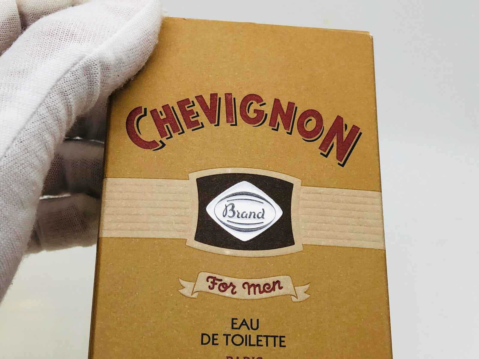 Scatola di profumo Chevignon Vintage Eau de Toilette per uomini con design classico