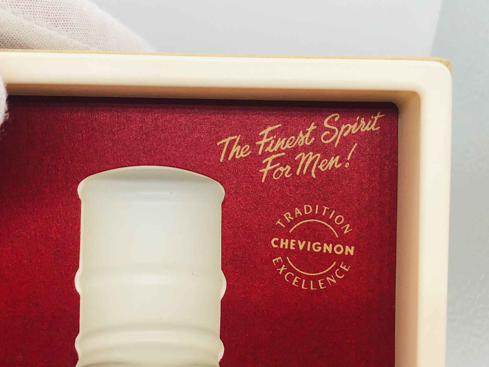 Scatola di profumo Chevignon Vintage con design elegante e scritta tradizionale