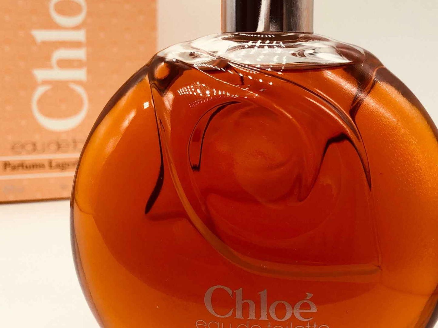 Profumo Chloé Karl Lagerfeld Vintage in flacone rotondo con tonalità ambrata e design elegante