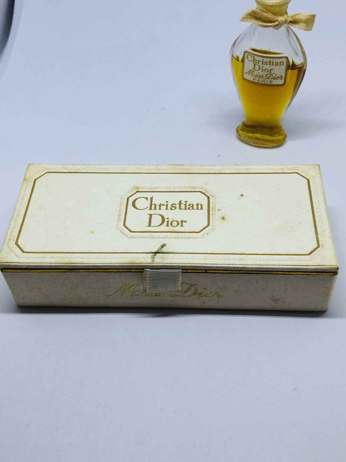 Scatola e flacone di profumo Miss Dior Amphore in vetro con etichetta classica di Christian Dior