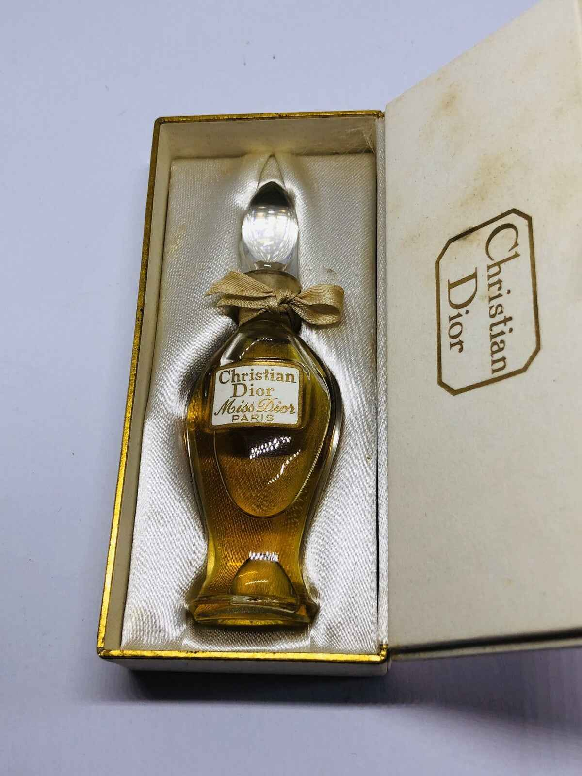 Profumo Miss Dior Amphore in bottiglia vintage con dettagli eleganti e scatola originale