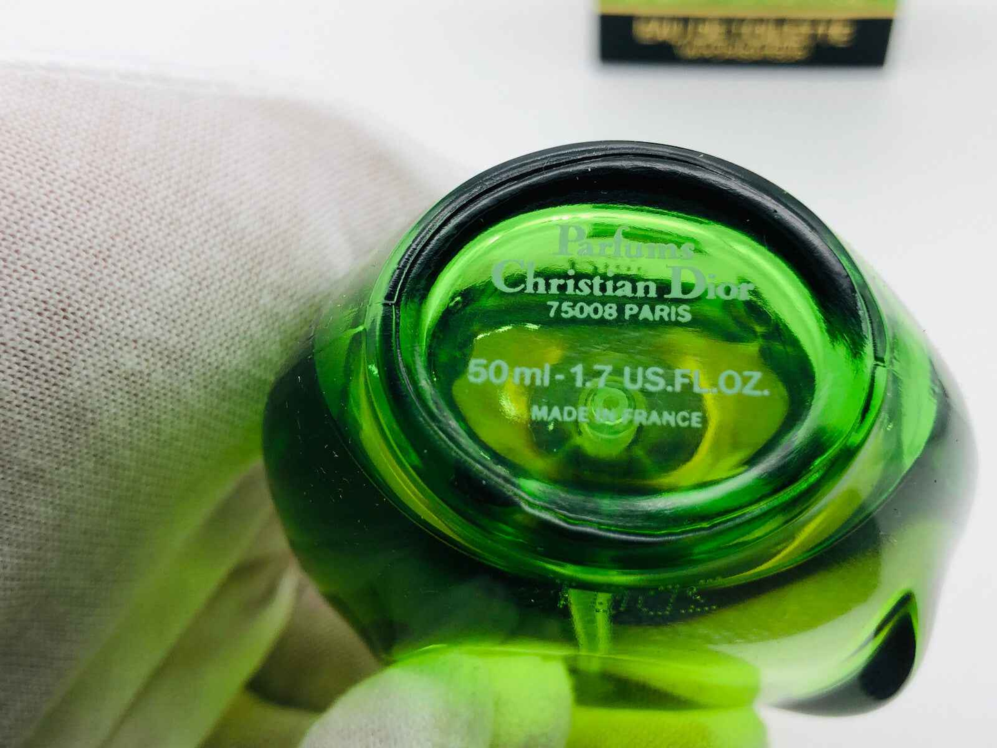 Flacone di profumo Dior Tendre Poison da 50 ml con design verde elegante e dettagli in rilievo