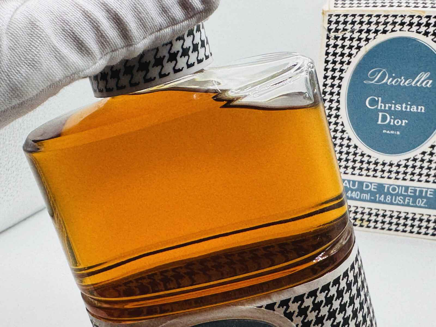 Profumo Diorella Vintage in bottiglia elegante con etichetta Christian Dior e rifiniture in stile classico