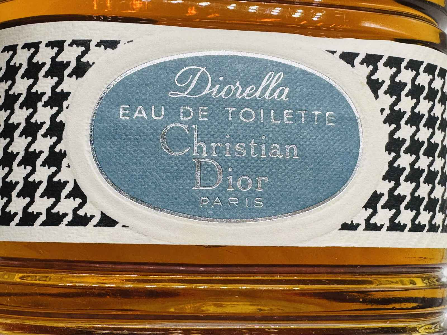 Flacone di profumo Diorella Vintage di Dior, eau de toilette con etichetta blu e design elegante