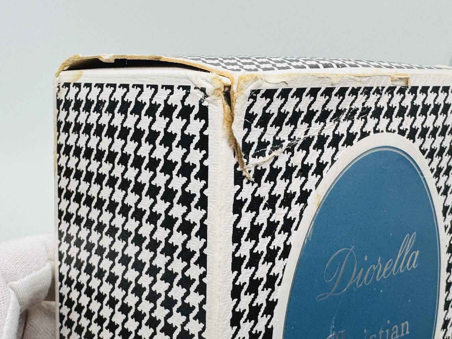 Scatola vintage di Profumo Diorella Vintage con design a spina di pesce e dettagli eleganti
