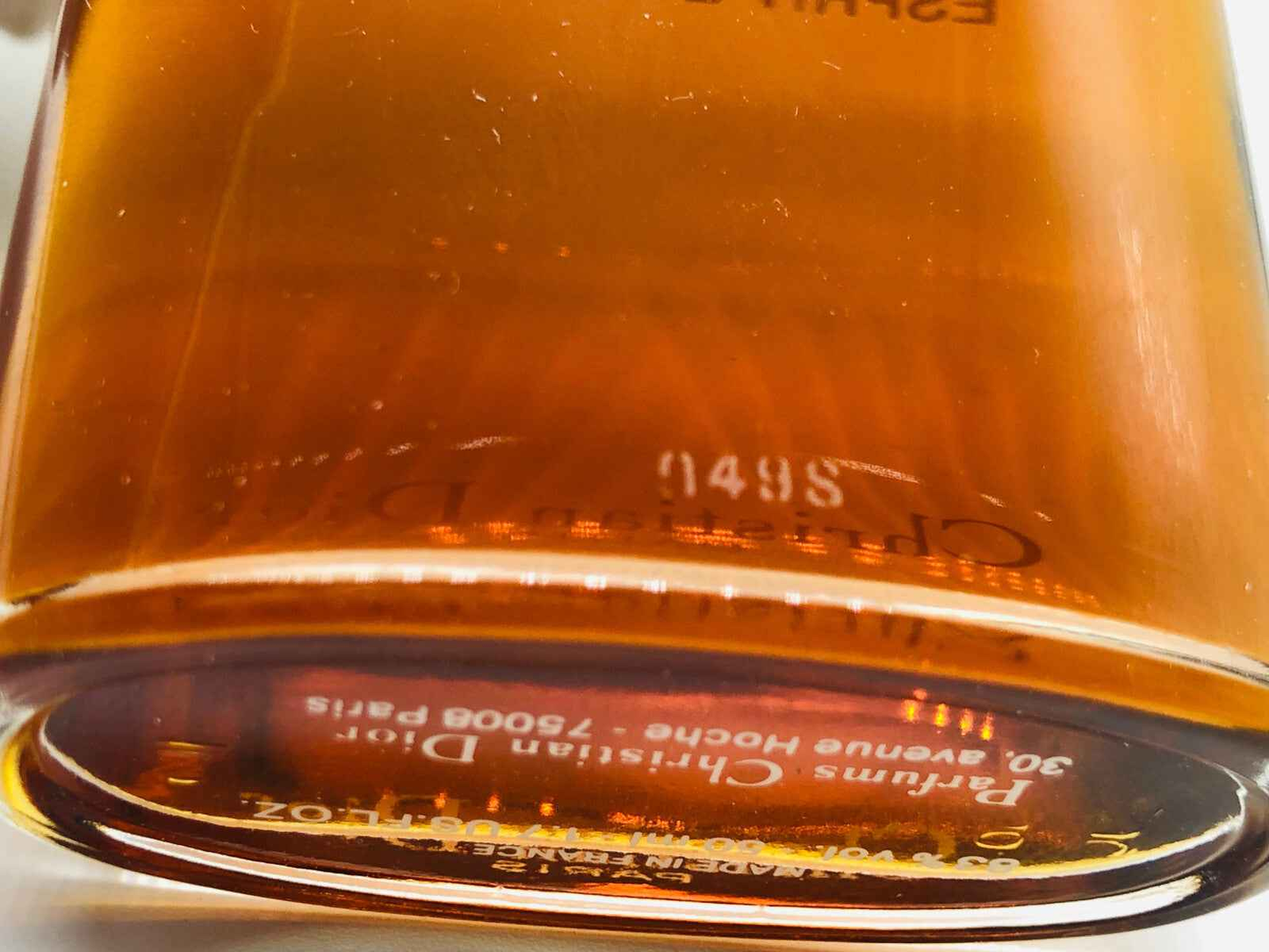 Flacone di profumo Miss Dior Vintage con liquido ambrato e design elegante, perfetto per ogni occasione
