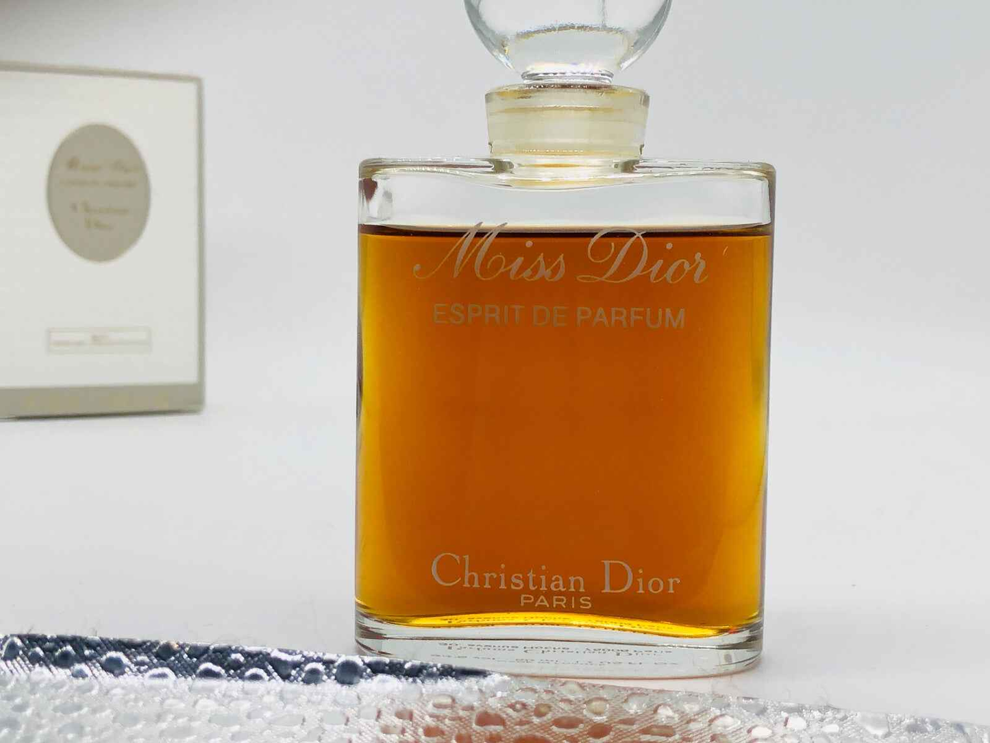 Profumo Miss Dior Vintage in un elegante flacone trasparente, perfetto per occasioni speciali
