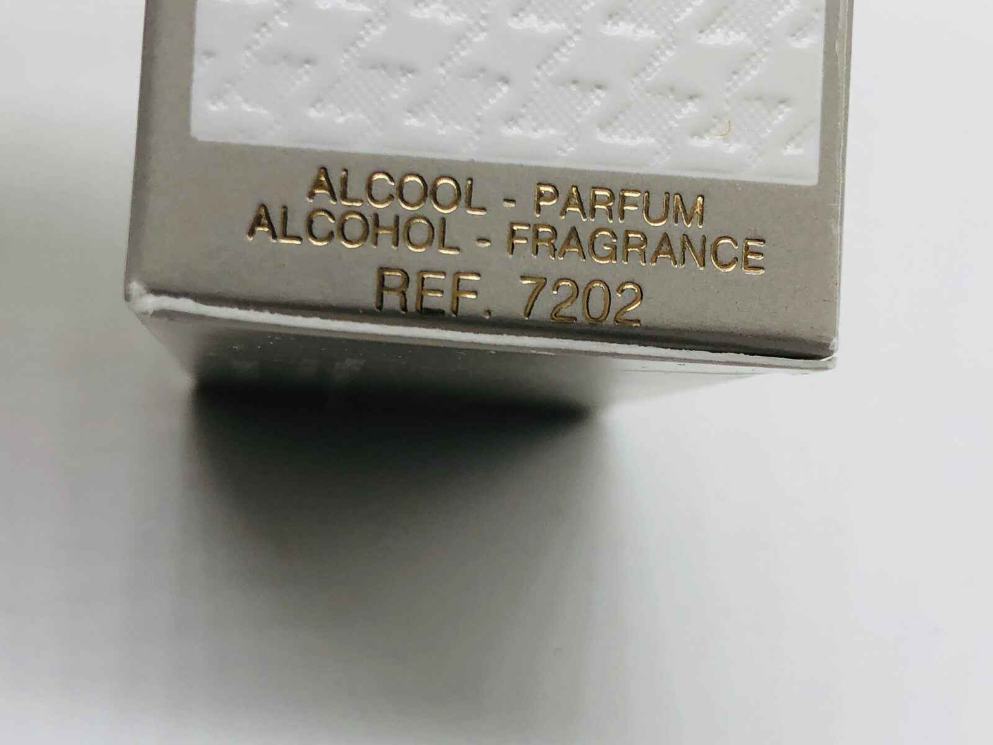 Dettaglio della confezione del profumo Miss Dior Vintage con etichetta e codice di riferimento