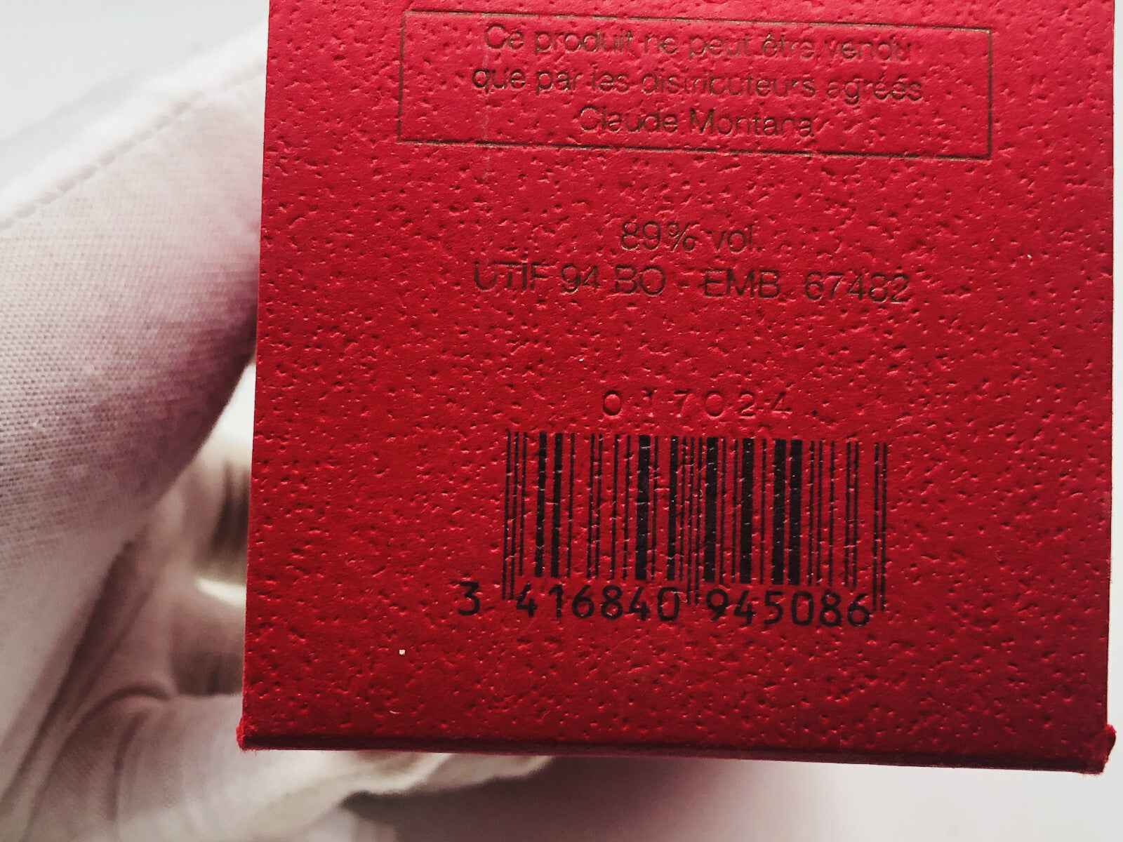Scatola rossa di Claude Montana Parfum Homme con codice a barre e dettagli del produttore