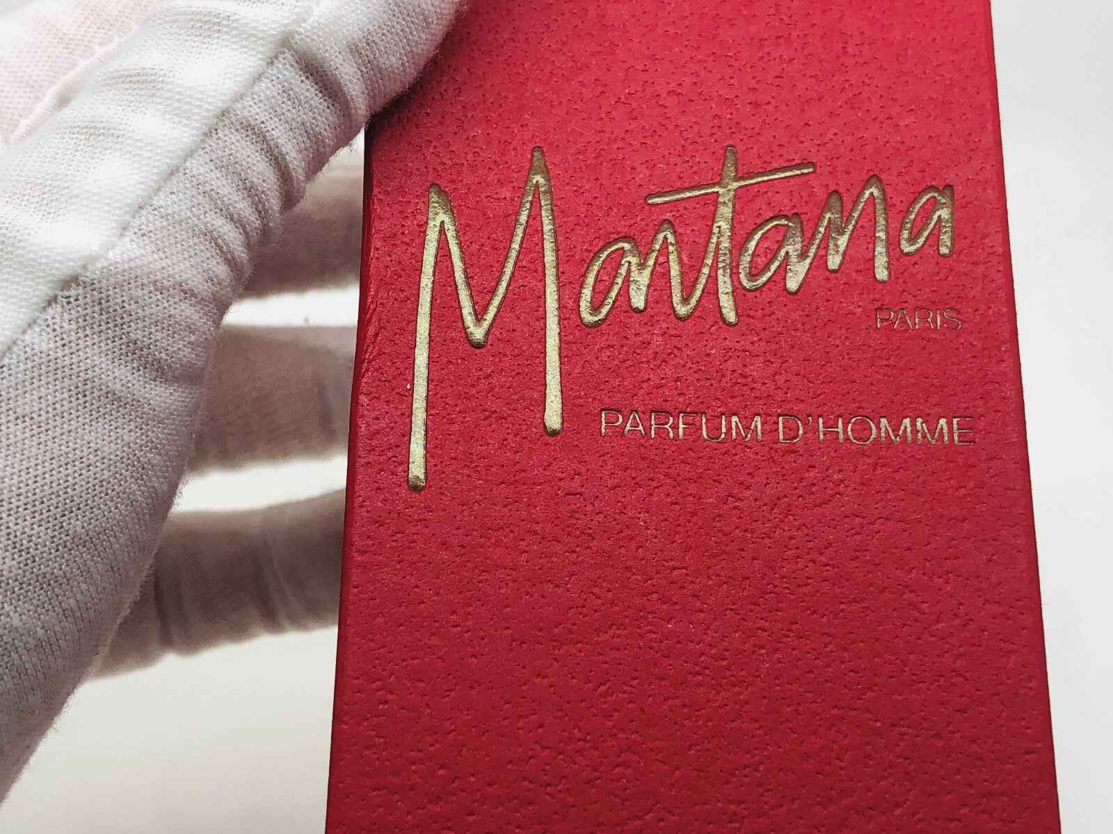 Scatola di Claude Montana Parfum Homme con design elegante e texture rossa di lusso