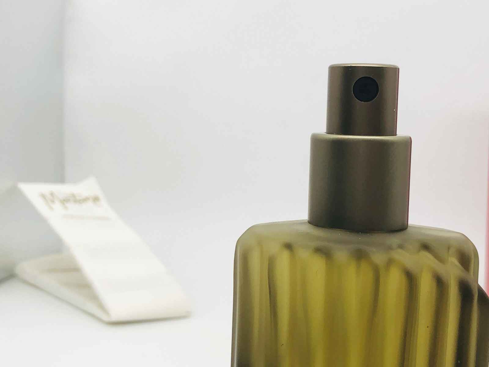 Flacone di Claude Montana Parfum Homme con design elegante e spray dispensatore