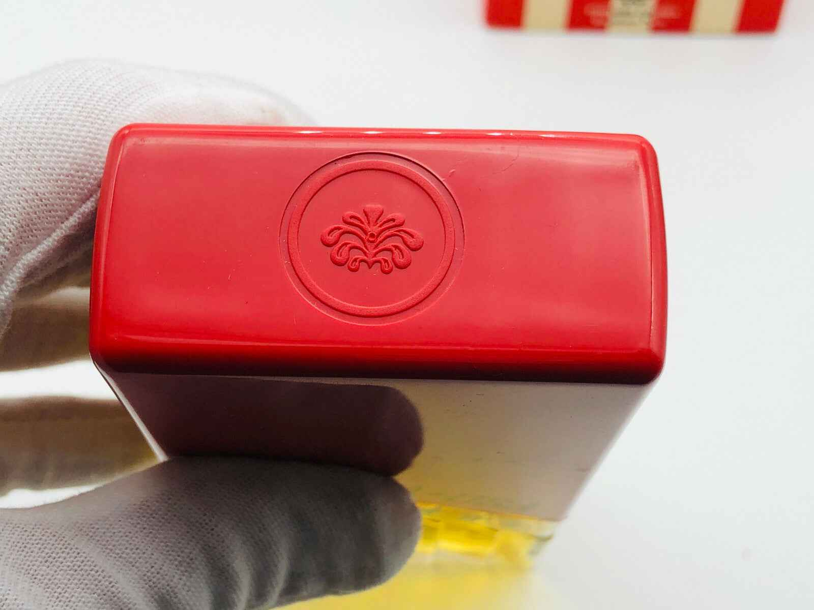 Dettaglio superiore del flacone di profumo Codibel Vintage con tappo rosso distintivo