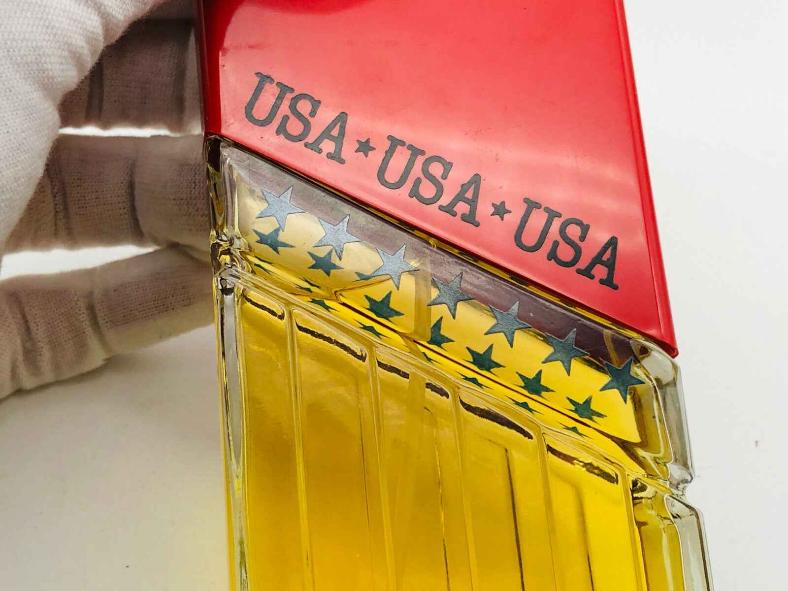 Profumo Codibel Vintage in flacone distintivo con design rosso e giallo, ideale per eventi speciali