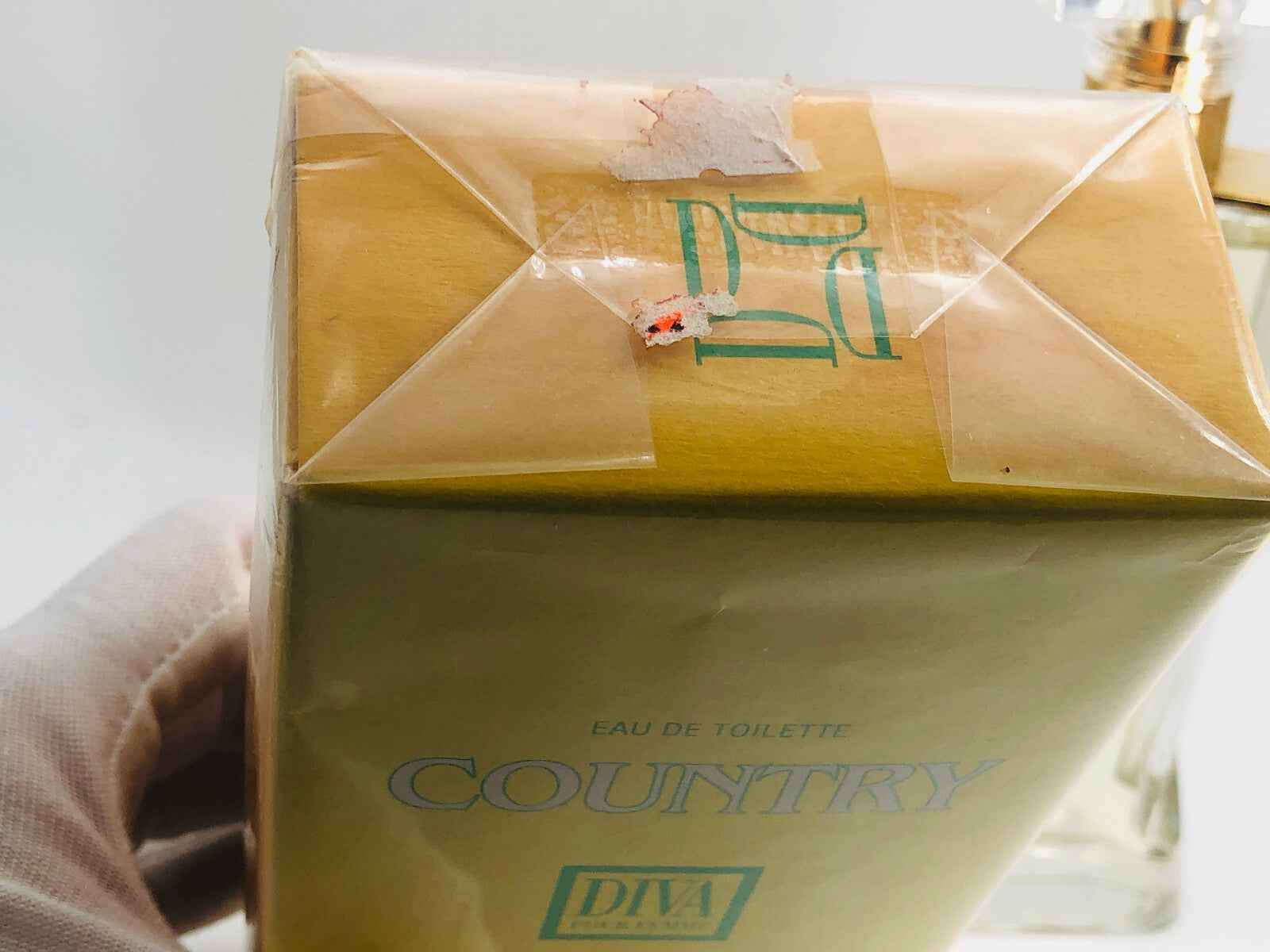 Scatola del profumo Comin Country Diva con design elegante e chiusure sigillate