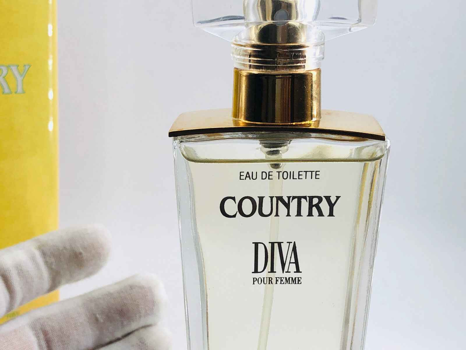 Flacone di profumo Comin Country Diva pour femme con spruzzatore elegante e scatola gialla
