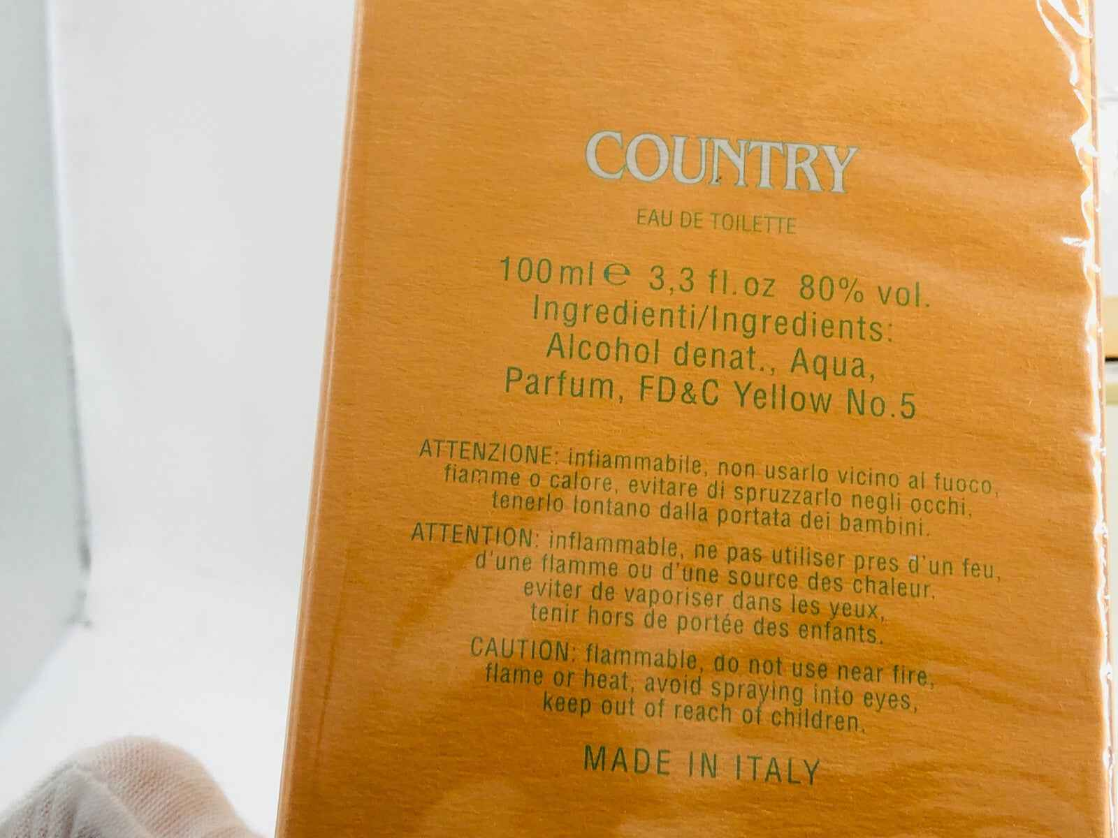 Flacone di profumo Comin Country Diva da 100 ml con design elegante e note di fragranza uniche