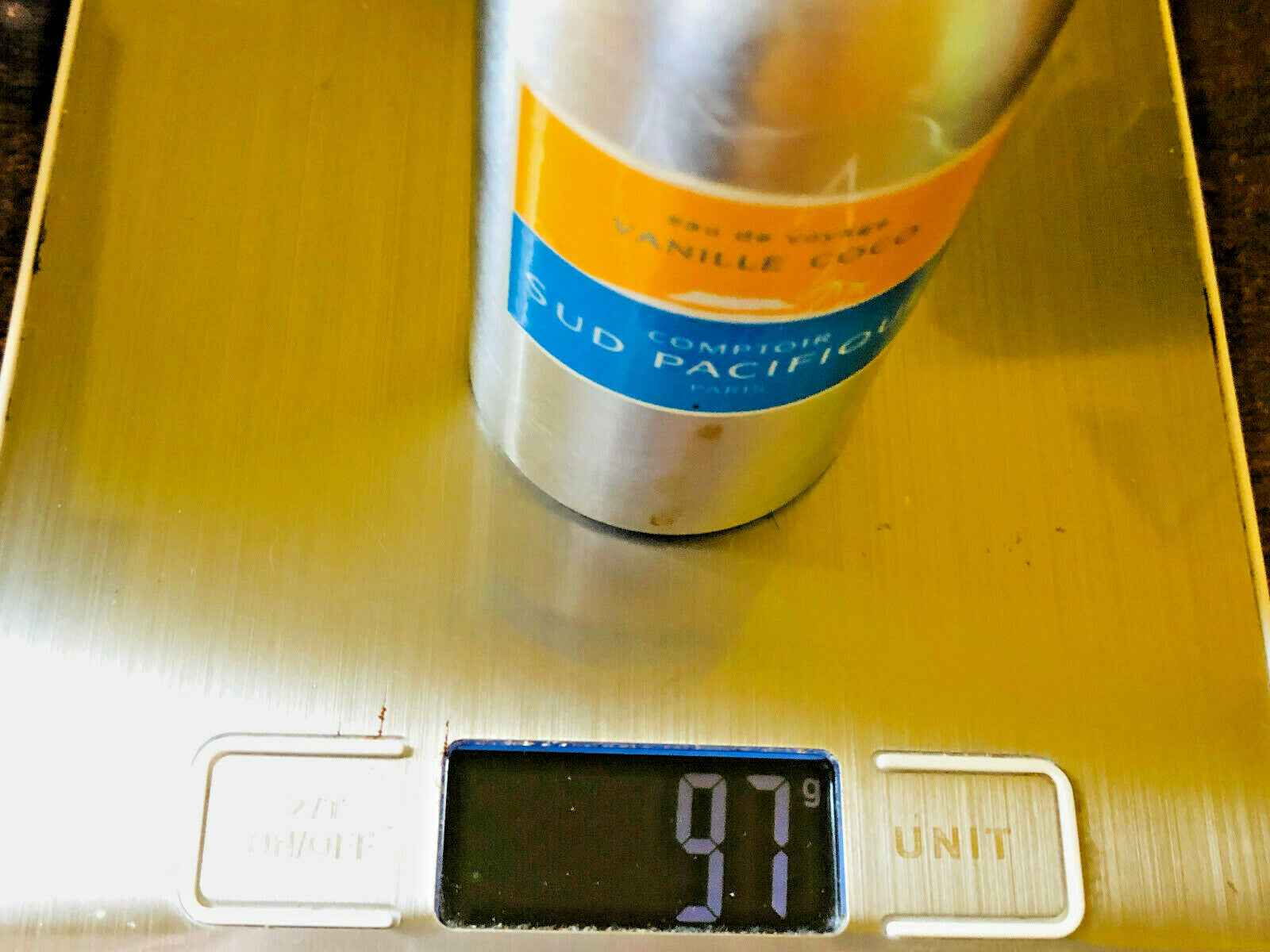 Confezione di Comptoir Sud Pacifique Vanille su una bilancia digitale con peso di 97 grammi