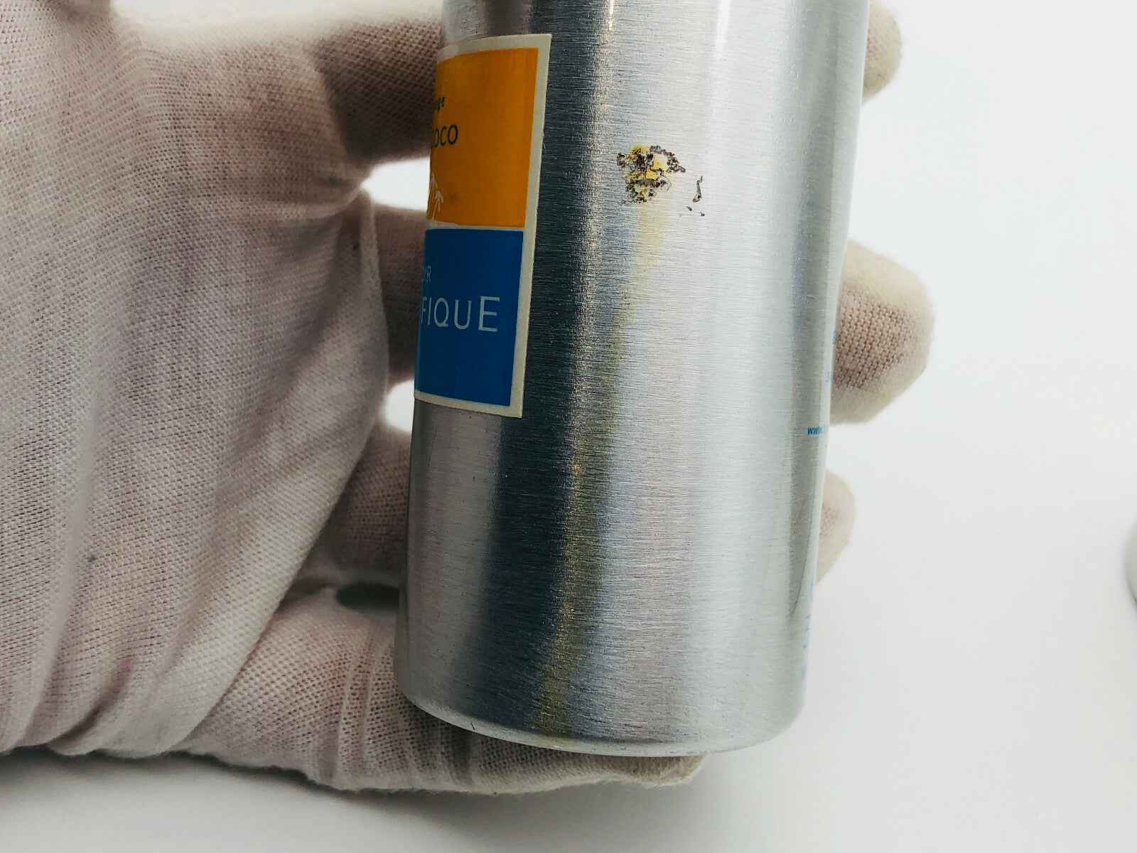 Flacone di Comptoir Sud Pacifique Vanille in metallo con etichetta colorata e leggeri segni di usura